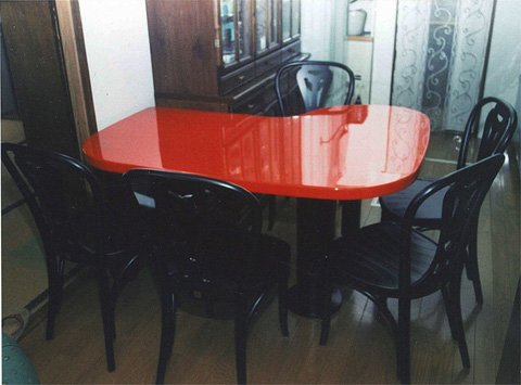 赤のテーブル